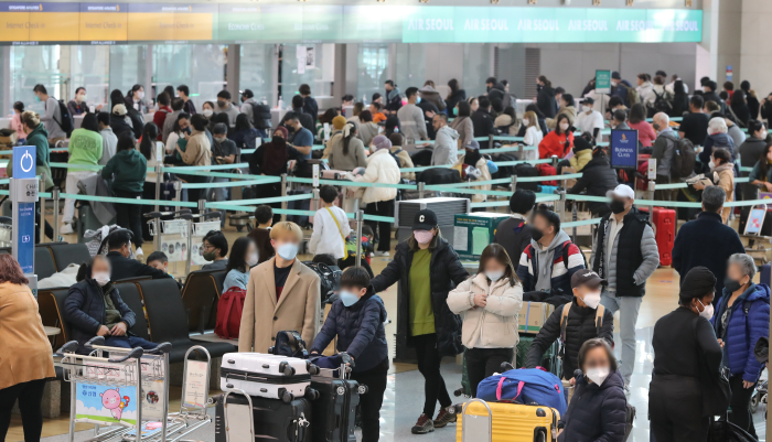 A　long　line　of　travelers　waiting　for　baggage　check-in　at　Incheon　International　Airport　in　January　2023