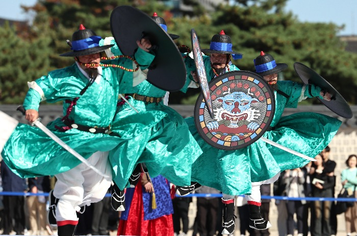 Men　in　royal　guard　costumes　perform　traditional　royal　martial　arts　at　Gyeongbokgung　Palace　for　the　first　time　in　four　years　in　Oct.　2023