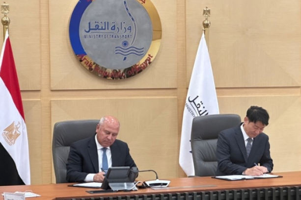 Egyptian　Minister　of　Transport　Kamel　El-Wazir　(on　left)　and　Park　San-jun,　STX’s　chairman　of　the　board　of　directors,　sign　a　strategic　partnership　agreement　in　Egypt　on　Nov.　27,　2023.　(Courtesy　of　STX)