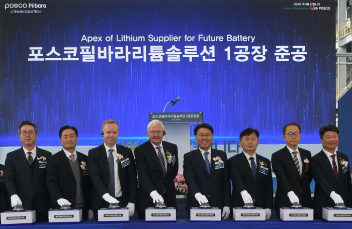 POSCO　Chairman　Choi　Jeong-woo　(fifth　from　left)　and　other　executives　at　a　ceremony　for　the　completion　of　its　first　lithium　hydroxide　plant　in　Gwangyang