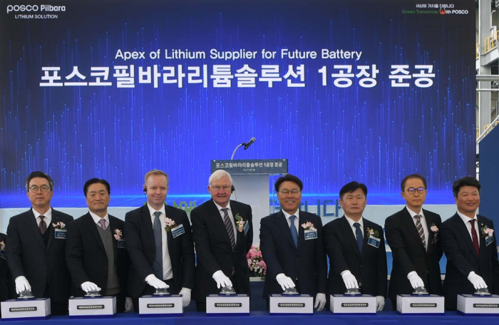 POSCO Chairman Choi Jeong-woo (fifth from left) and other executives at a ceremony for the completion of its first lithium hydroxide plant in Gwangyang