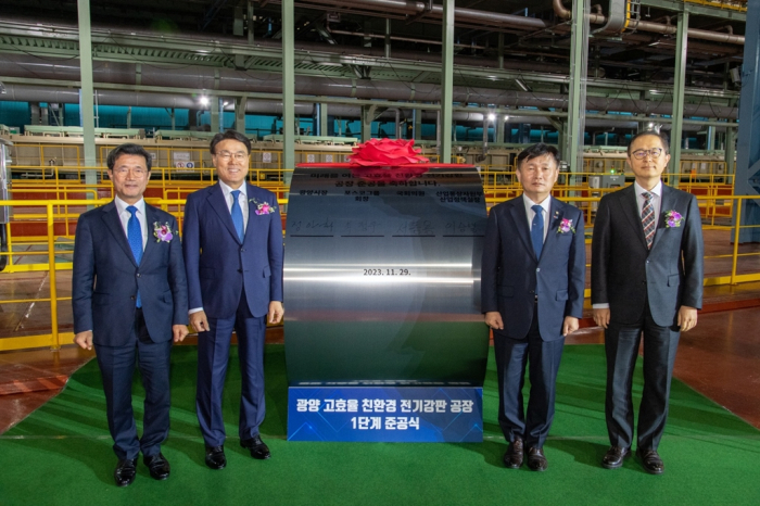POSCO　Chairman　Choi　(second　from　left)　and　other　executives　at　a　ceremony　for　the　completion　of　an　electrical　steel　plant　in　Gwangyang
