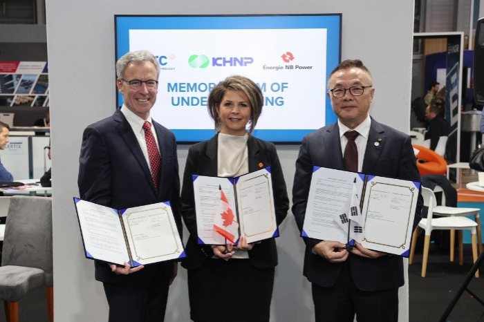 ARC　President　and　CEO　Bill　Labbe　(left),　NB　Power　President　and　CEO　Lori　Clark　(middle),　KHNP　CEO　Whang　Joo-ho　(Courtesy　of　KHNP) 