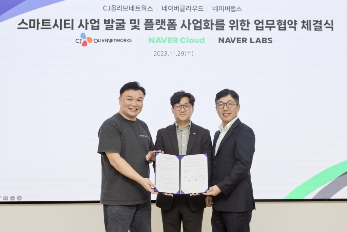 Seok　Sang-ok,　Naver　Labs　CEO　(from　left),　Yoo　In　Sang,　CJ　OliveNetworks　CEO　and　Kim　Yuwon,　Naver　Cloud　CEO