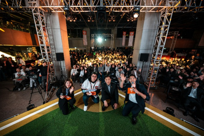 POSCORE　CEO　Kim　Hyung-jin 　(second　from　left)　poses　for　a　photo　after　winning　the　grand　prize　at　the　D.Camp　All-Star　League　D.Day　on　Nov.　29,　2023　(Courtesy　of　D.Camp)