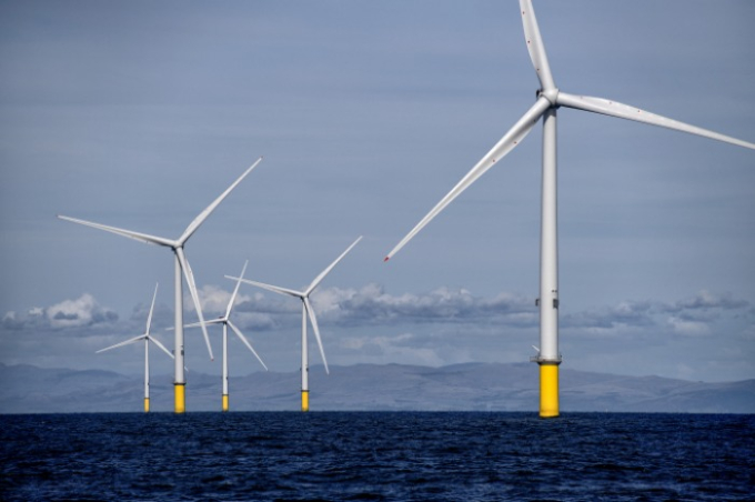 The　Orsted-operated　Walney　Extension　offshore　wind　farm　off　the　coast　of　Blackpool,　England　(Courtesy　of　Orsted)