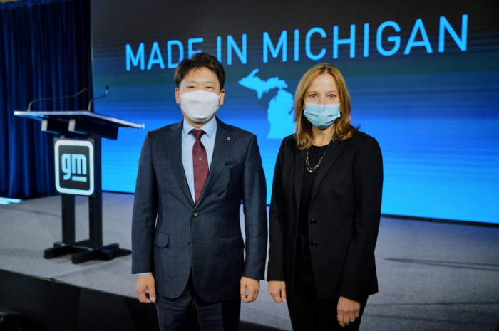 LG Energy Solution’s new CEO Kim Dong-Myung (left) and General Motors Chair and CEO Mary Barra pose for a photo after the two companies announced a .6 billion investment plan to build a battery plant in Michigan on Jan. 25, 2022 (File photo, courtesy of LG Energy)