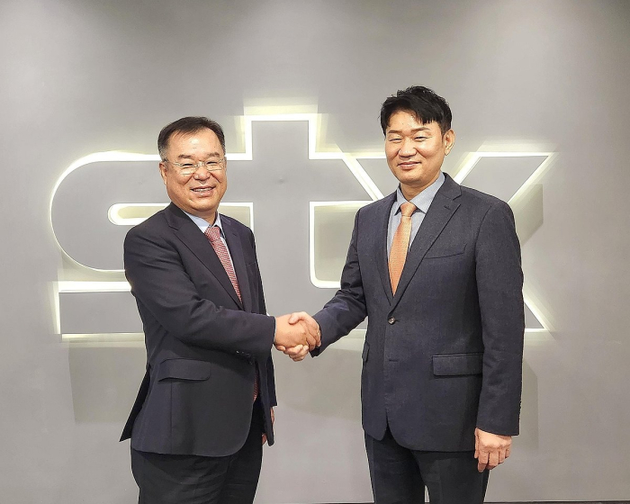 Nam　Sang-gyu,　CEO　of　IBT　(left),　and　Park　Sangjun,　CEO　of　STX