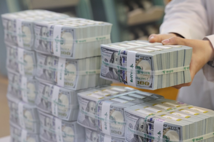 Bundles of 0 bills at Hana Bank headquarters in Seoul (File photo, courtesy of Yonhap)