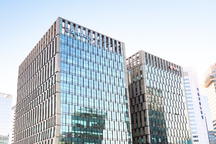 Kumho　Petrochemical's　headquarters　(on　left)　in　Seoul　(Courtesy　of　Kumho　Petrochemical)