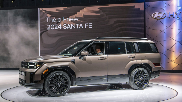 The　Hyundai　All-New　Santa　Fe　SUV　on　display　at　the　Los　Angeles　Auto　Show　(Courtesy　of　Hyundai)