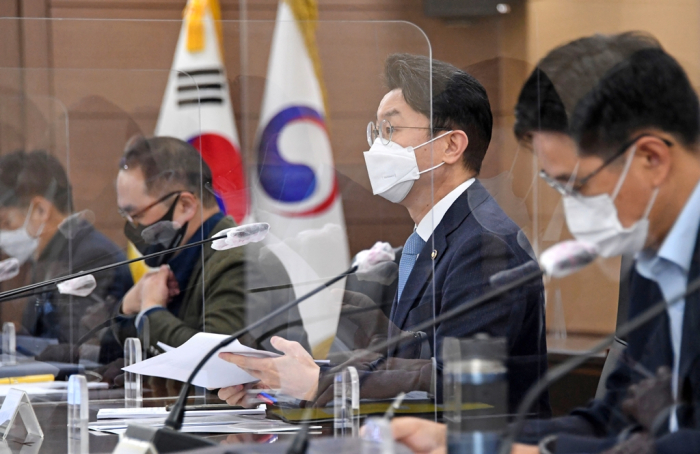 Korean　government　officials　hold　an　emergency　meeting　to　discuss　the　logistics　crisis　over　the　diesel　exhaust　fluid　or　DEF　shortage　in　2021