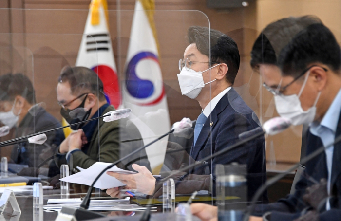 Korean government officials hold an emergency meeting to discuss the logistics crisis over the diesel exhaust fluid or DEF shortage in 2021