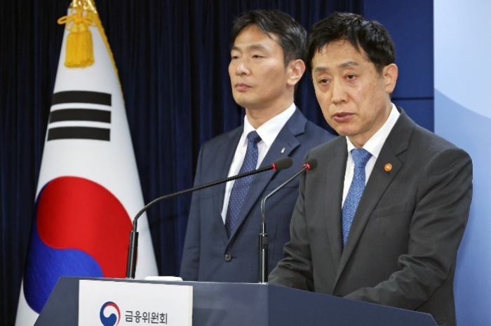 FSC　Chairman　Kim　Joo-hyun　(on　right)　gives　a　news　briefing　on　the　latest　short-selling　ban　on　Nov.　5,　2023