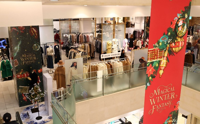 A　department　store　in　Seoul　on　Sunday,　Dec.　3