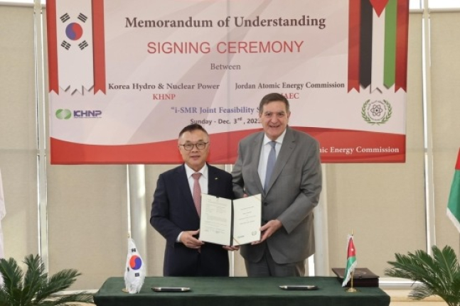 Whang　Joo-ho,　CEO　of　KHNP　(left)　and　Khaled　Toukan,　President　of　Jordan　Atomic　Energy　Commission