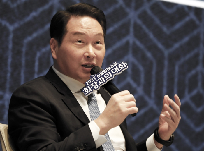 SK　Group　Chairman　Chey　Tae-won　speaks　to　new　executives　on　Feb.　3,　2023　(File　photo,　courtesy　of　Yonhap)