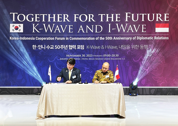 Han Seung (left), Daewoo E&C’s head of overseas business, and Agung Fajarwanto, Hutama Karya’s operations director, sign a cooperation deal on Nov. 30, 2023, in Jakarta (Courtesy of Daewoo E&C)