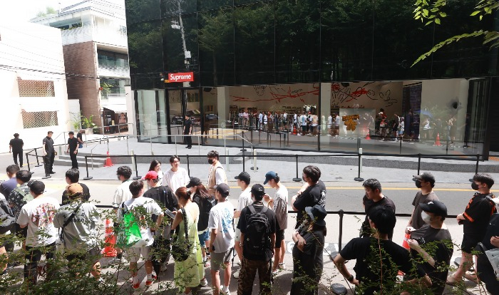 A　long　line　forms　outside　Supreme's　first　flagship　store　in　South　Korea　on　its　opening　day,　Aug.　19　2023