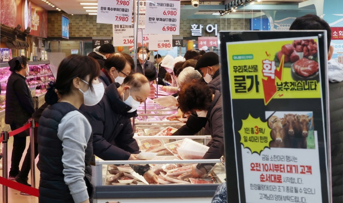 A　hypermarket　in　Seoul　(File　photo　by　Bum-June　Kim)