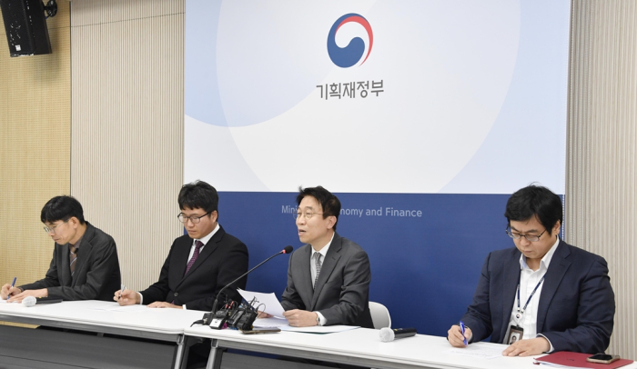 Government　officials　brief　on　Seoul's　measures　to　deal　with　China's　export　delays　of　urea,　a　fertilizer　and　emissions　reducing　chemical