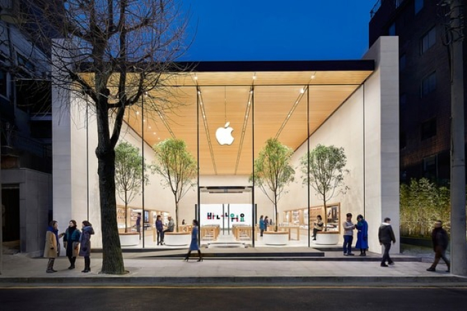 Apple　store　in　Garosu-gil,　Seoul　(Photo　captured　from　Apple　Korea　website)