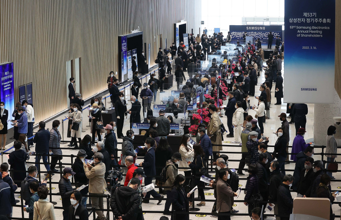 A　long　line　of　Samsung　Electronics'　shareholders　forms　around　the　entrance　of　the　annual　shareholder　meeting　room　in　2022