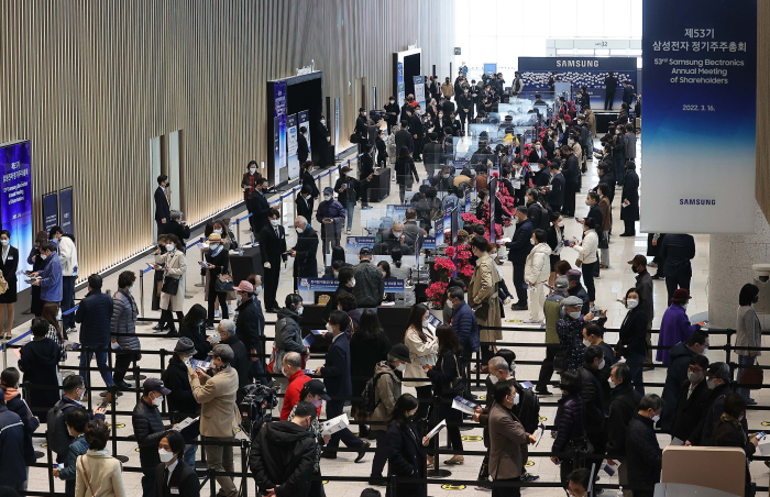 A long line of Samsung Electronics' shareholders forms around the entrance of the annual shareholder meeting room in 2022