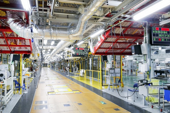 The　car　assembly　line　at　GM　Korea's　Changwon　plant,　South　Gyeongsang　Province