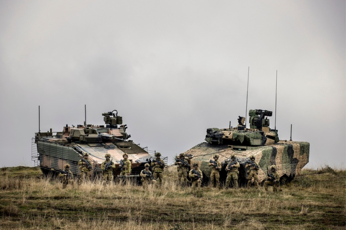 Australian　soldiers　stand　in　front　of　Hanwha's　Redback　IFV　(left)　and　Rheinmetall's　Lynx　KF-41　IFV　(File　photo,　courtesy　of　Australian　Department　of　Defence)