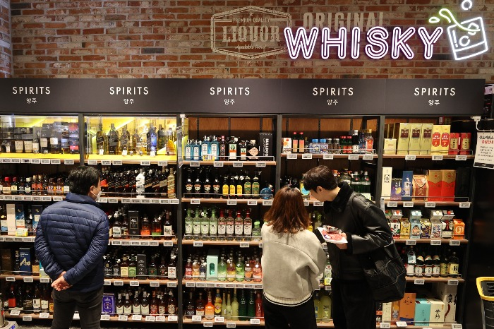 Whiskey　section　at　a　local　supermarket　(Courtesy　of　Yonhap)