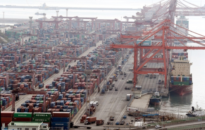 Container　terminals　at　the　Port　of　Busan,　South　Korea　(File　photo,　courtesy　of　Yonhap)