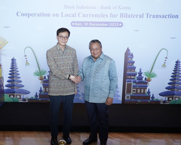 Bank　of　Korea　Governor　Rhee　Chang-yong　(left)　shakes　hands　with　Bank　Indonesia　Governor　Perry　Warjiyo　after　agreeing　on　local　currency　cooperation　for　bilateral　trade　on　Dec.　10,　2023　in　Bali,　Indonesia　(Courtesy　of　Bank　Indonesia)