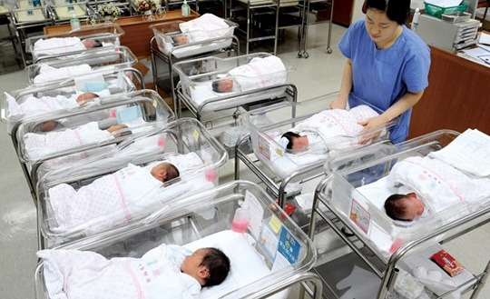 The　newborn　nursery　at　a　hospital　in　Seoul　(File　photo)