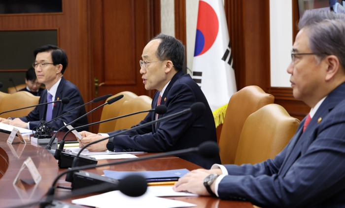 Finance　Minster　Choo　Kyung-ho　(center)　and　other　economy-related　ministers　discuss　ways　to　deal　with　China's　halt　of　urea　exports