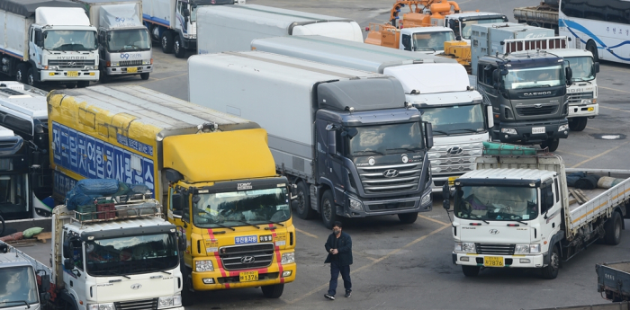 Cargo trucks line up to replenish diesel exhaust fluid amid the DEF shortage crisis in Korea in 2021
