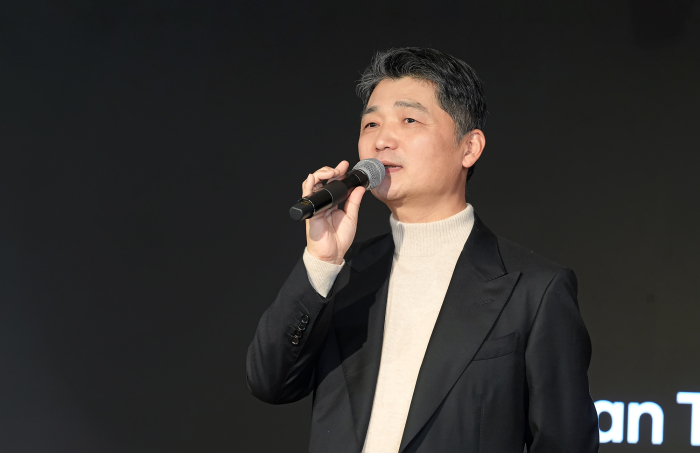 Kim　Beom-soo,　founder　and　chairman　of　Kakao　Corp.,　speaks　at　a　town　hall　meeting　with　employees　on　Dec.　11