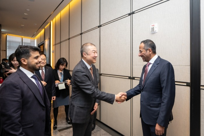 LS　Group　Chairman　Koo　Ja-eun　(middle)　shakes　hands　with　Bandar　bin　Ibrahim　AlKhorayef,　minister　of　Saudi　Arabia's　Ministry　of　Industry　and　Mineral　Resources　(Courtesy　of　LS) 
