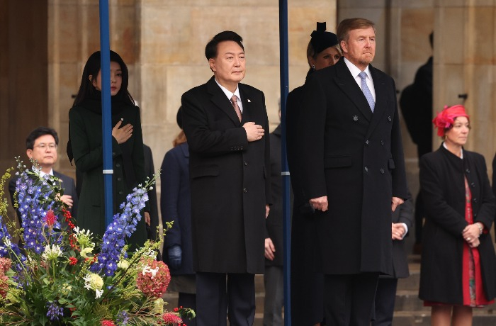 South　Korean　President　Yoon　Suk　Yeol　(third　from　left),　King　of　the　Netherlands　Willem-Alexander　(second　from　right)