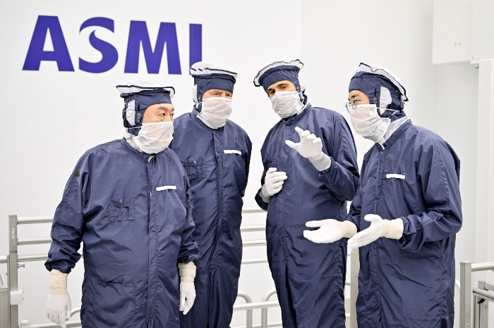 South　Korean　President　Yoon　Suk　Yeol　(far　left),　Samsung　Electronics　Chairman　Jay　Y.　Lee　(far　right)