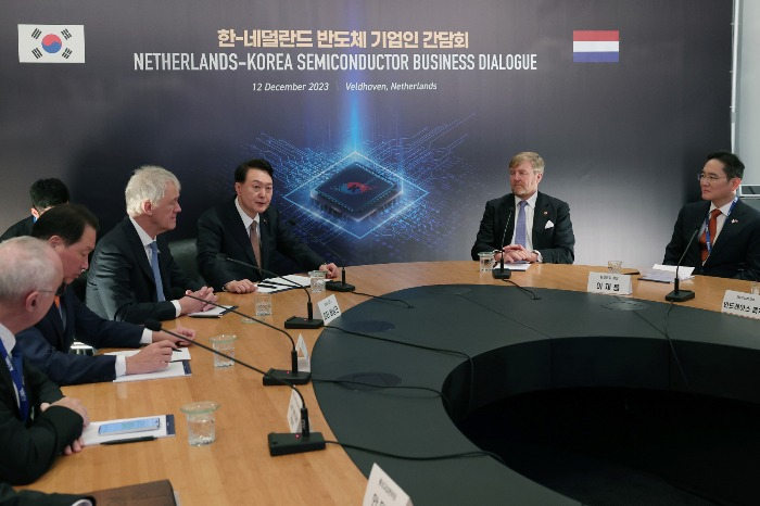 South Korean President Yoon Suk Yeol (fourth from left), ASML Chief Executive Peter Wennink (third from left), King of the Netherlands Willem-Alexander (second from right)