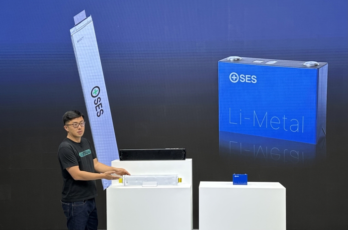 SES　CEO　Qichao　Hu　unveils　a　prismatic-type　Li-Metal　battery　at　Battery　World　2023