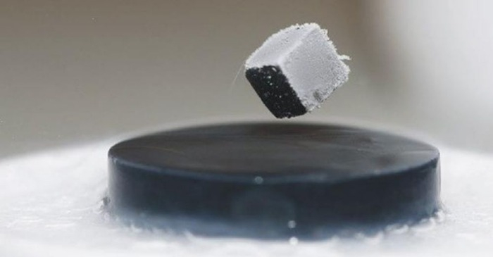 A　superconductor　levitates　a　material　(Courtesy　of　Yonhap)