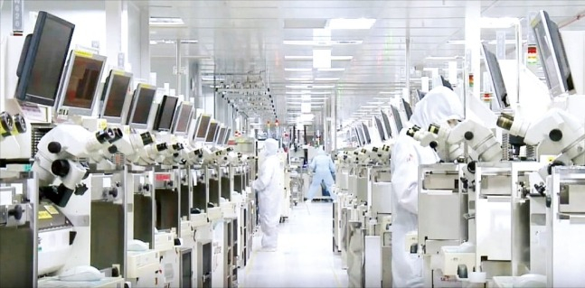 SK Hynix employees check products at its chip packaging and test line of the company’s factory in South Korea (Courtesy of SK Hynix)