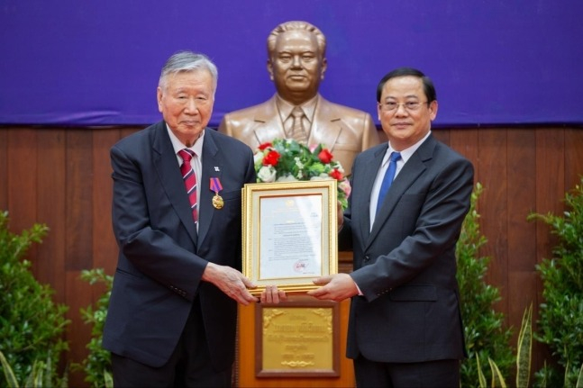 Lee　Joong-Keun,　the　Chairman　of　Booyoung　Group　(left) 