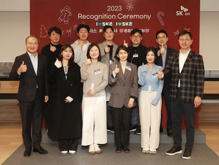 SK　On　Executive　Senior　Vice　Chairman　Chey　Jae-won　(far　right),　CEO　Lee　Seok-hee　(far　left),　and　employees　at　the　company's　SK　On　Recognition　award　ceremony　on　Dec.　14,　2023