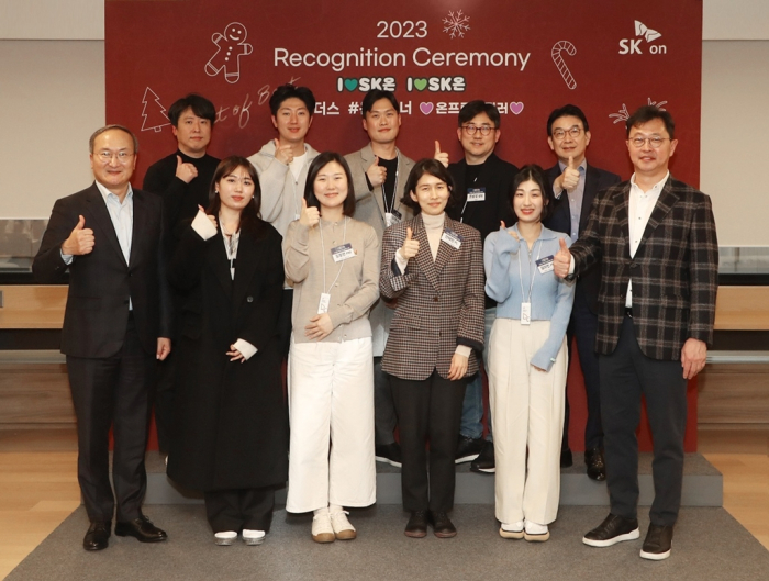 SK On Executive Senior Vice Chairman Chey Jae-won (far right), CEO Lee Seok-hee (far left), and employees at the company's SK On Recognition award ceremony on Dec. 14, 2023