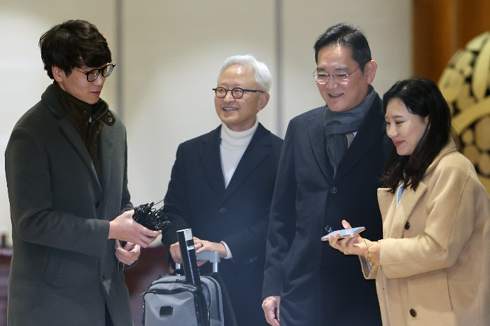 Samsung　Electronics　Executive　Chairman　Jay　Y.　Lee　(second　from　right)　and　CEO　Kyung　Kye-hyun　(second　from　left)　at　Gimpo　Airport　in　Seoul　on　Dec.　15,　2023,　upon　their　return　from　the　Netherlands　(Courtesy　of　Yonhap)