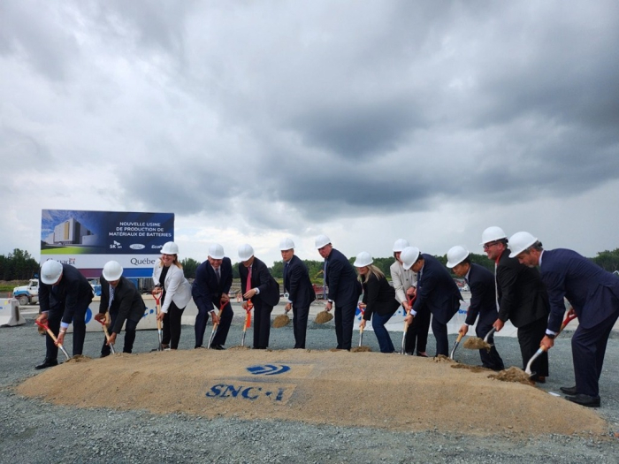 Officials　of　South　Korea’s　SK　On,　EcoPro　BM,　the　US’　Ford　Motor　and　the　Canadian　government　take　a　commemorative　photo　at　the　cathode　plant　construction　site　in　the　Bécancour　industrial　complex　in　Quebec,　Canada　on　Aug.　17,　2023　(File　photo,　courtesy　of　EcoPro　BM)