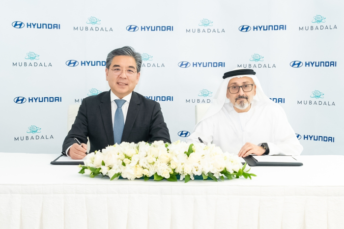 Hyundai Motor CEO Chang Jae-hoon (left) and Mubadala Deputy Group CEO Waleed Al Mokarrab Al Muhairi sign an MOU to cooperate on future business projects